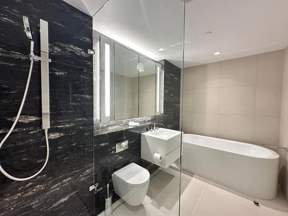 Spacious Barangaroo 2 Bedroom 2 Bathroom Luxury Waterfront Views *
