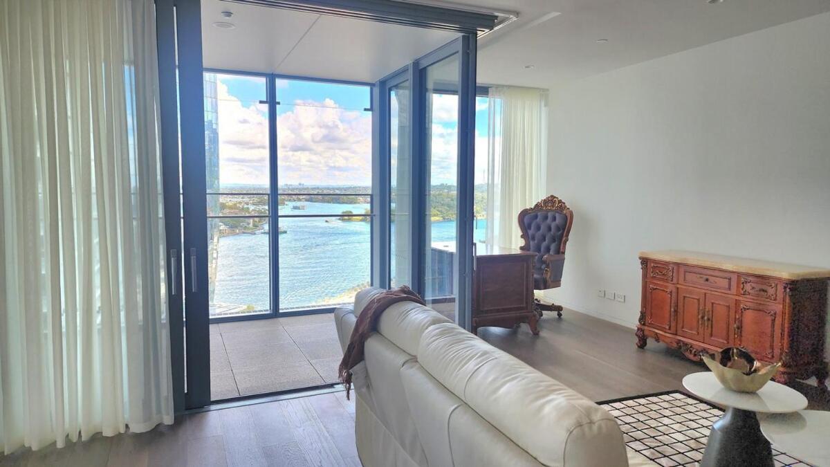Spacious Barangaroo 2 Bedroom 2 Bathroom Luxury Waterfront Views Apartment *