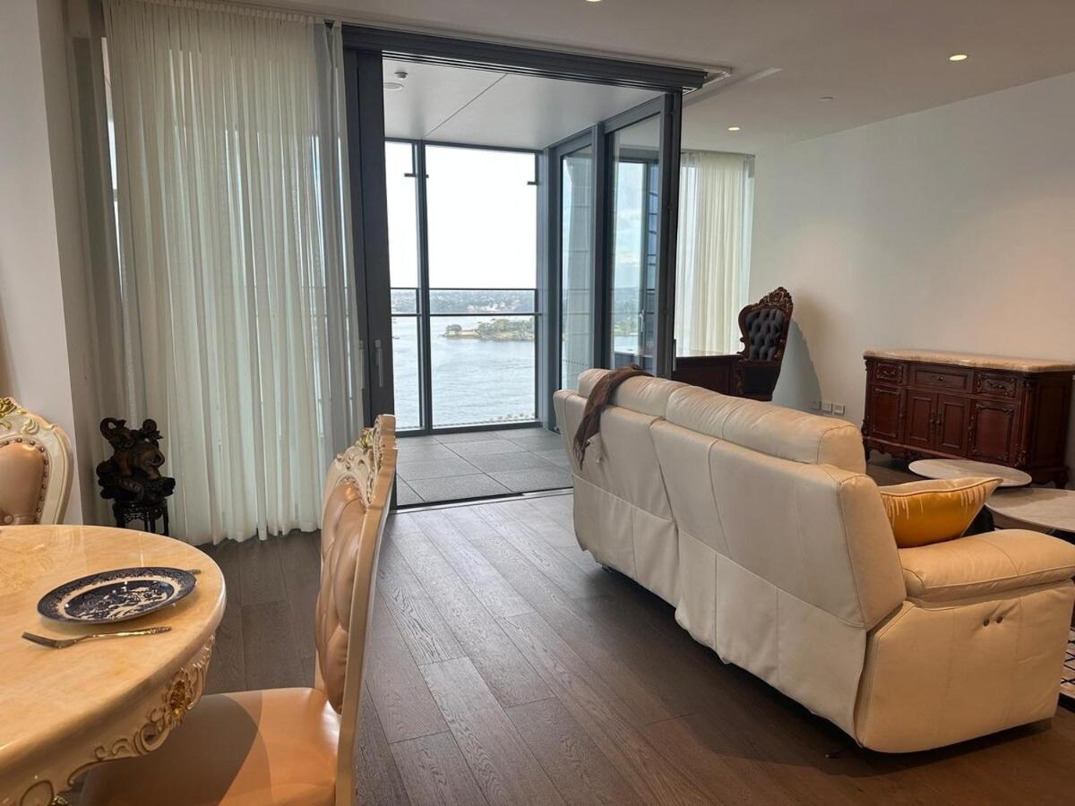 Spacious Barangaroo 2 Bedroom 2 Bathroom Luxury Waterfront Views *
