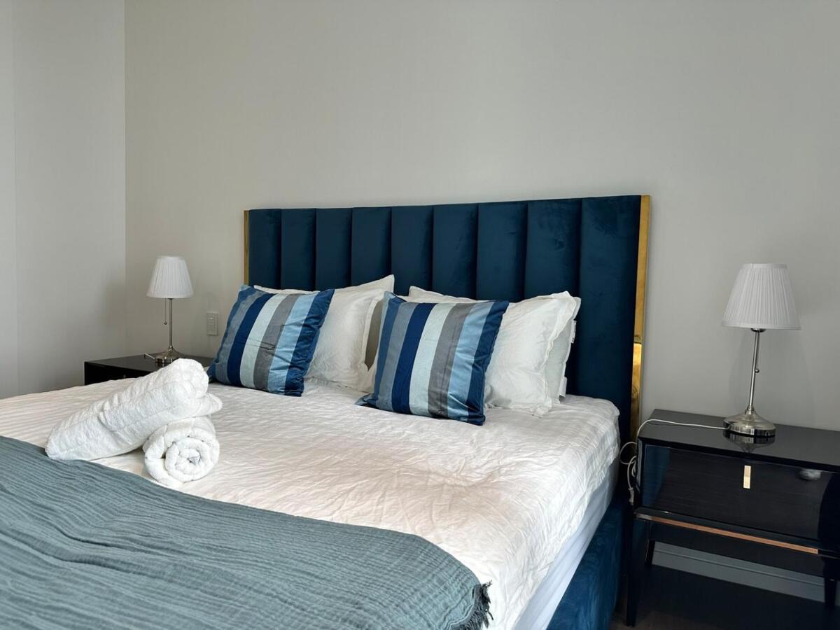 Spacious Barangaroo 2 Bedroom 2 Bathroom Luxury Waterfront Views Apartment *