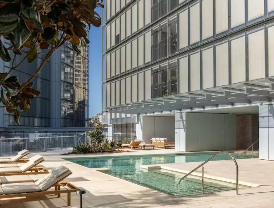 Spacious Barangaroo 2 Bedroom 2 Bathroom Luxury Waterfront Views *